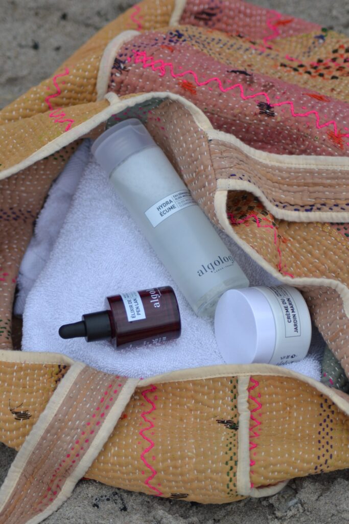 Skønhedsprodukter ligger i strandtaske