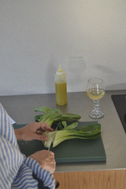 En kvinde skærer grøntsager fra Aarstiderne