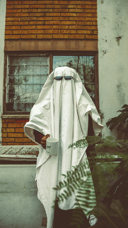 Spøgelse med solbriller og kaffekop