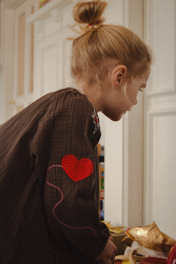 Pige set fra siden i Sissel Mini Kjole