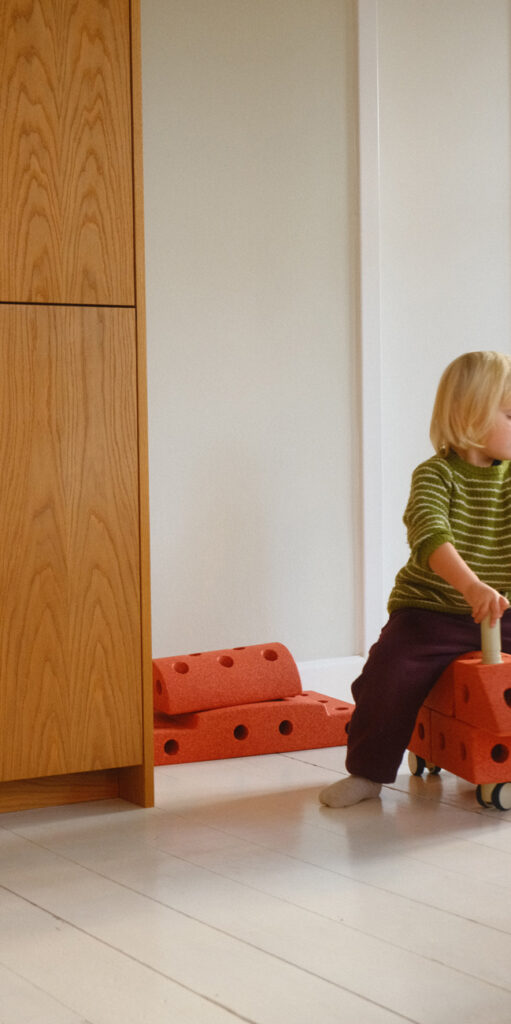 Pige sidder på modu legetøj