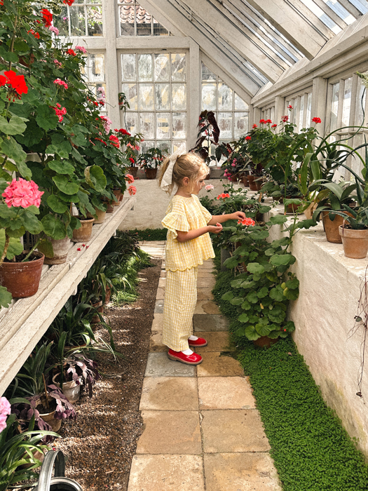 Pige i gul Sissel Mini bukser og skjorte